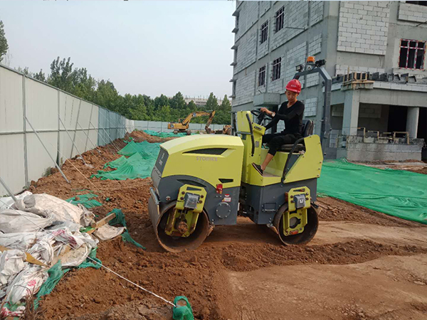 小型压路机施工
